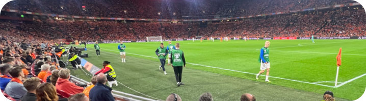 Zicht vanaf de tribune op het veld tijdens een voetbalwedstrijd