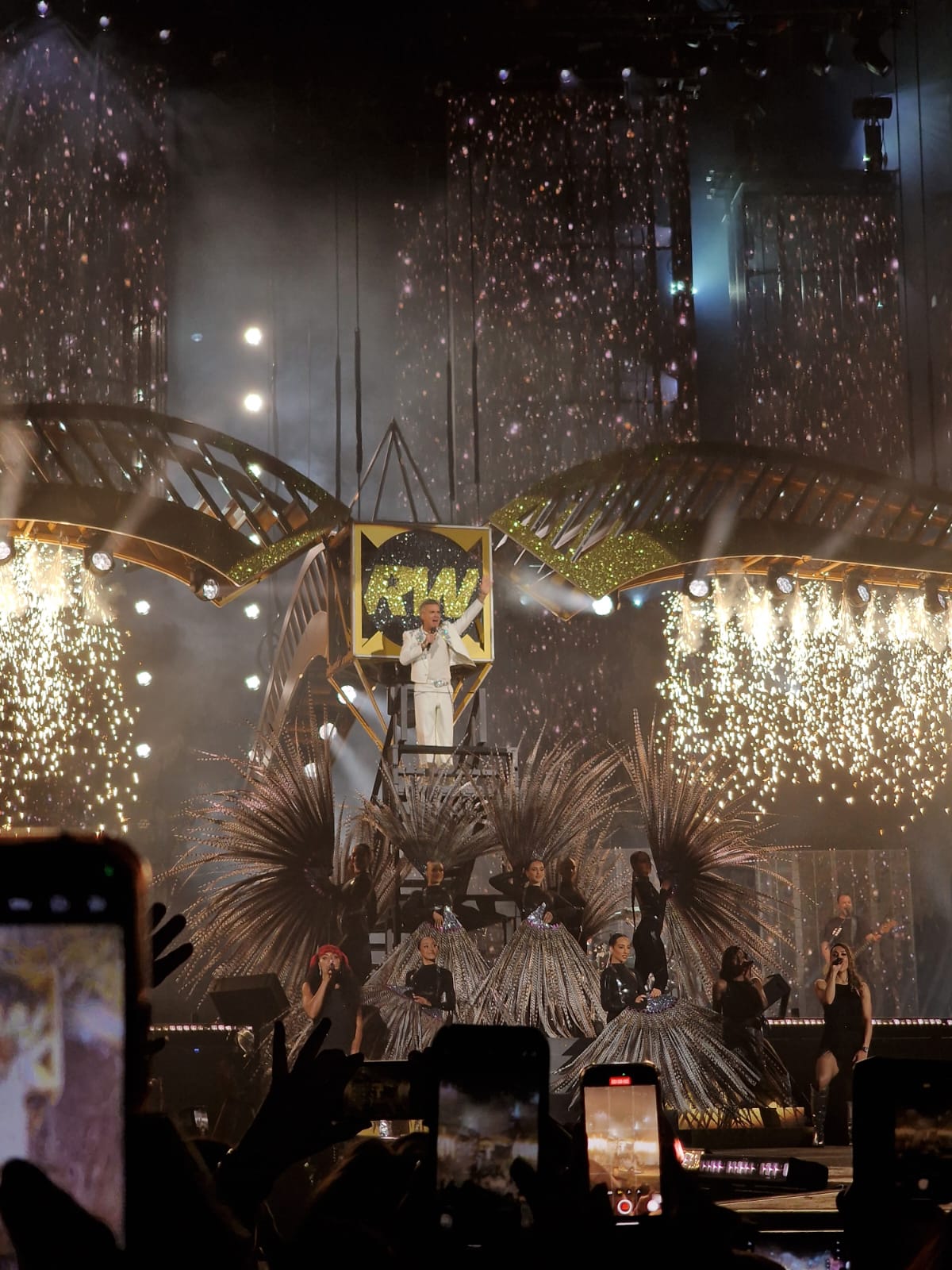 Podium met vuurwerk tijdens een stadionconcert